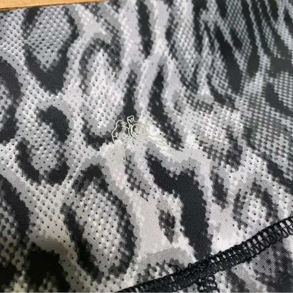 Playground Gray Black Animal Snake Print High Rise Tight Leggings Size Small - Picture 8 of 9